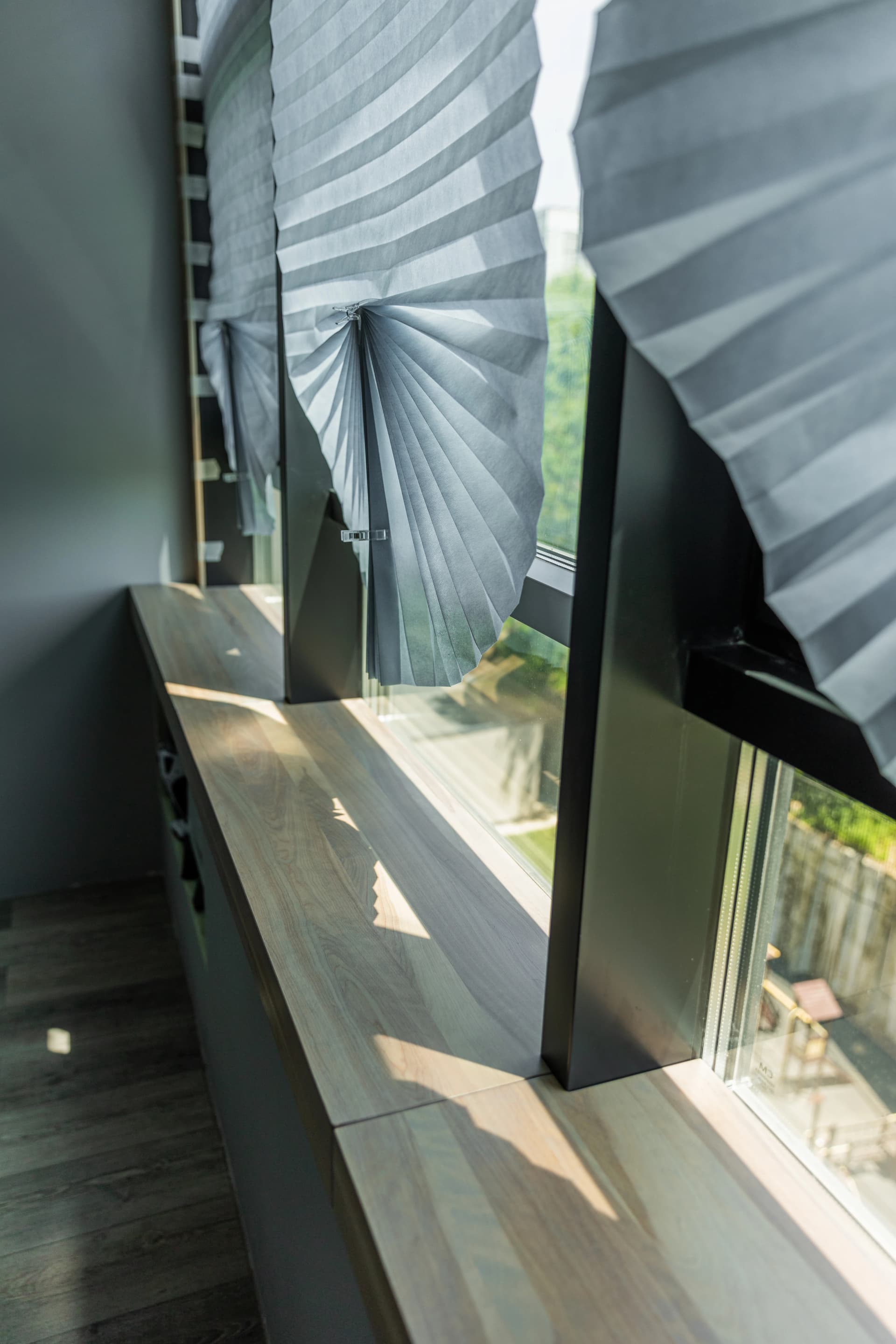 Террасный настил у бассейна из лиственницы