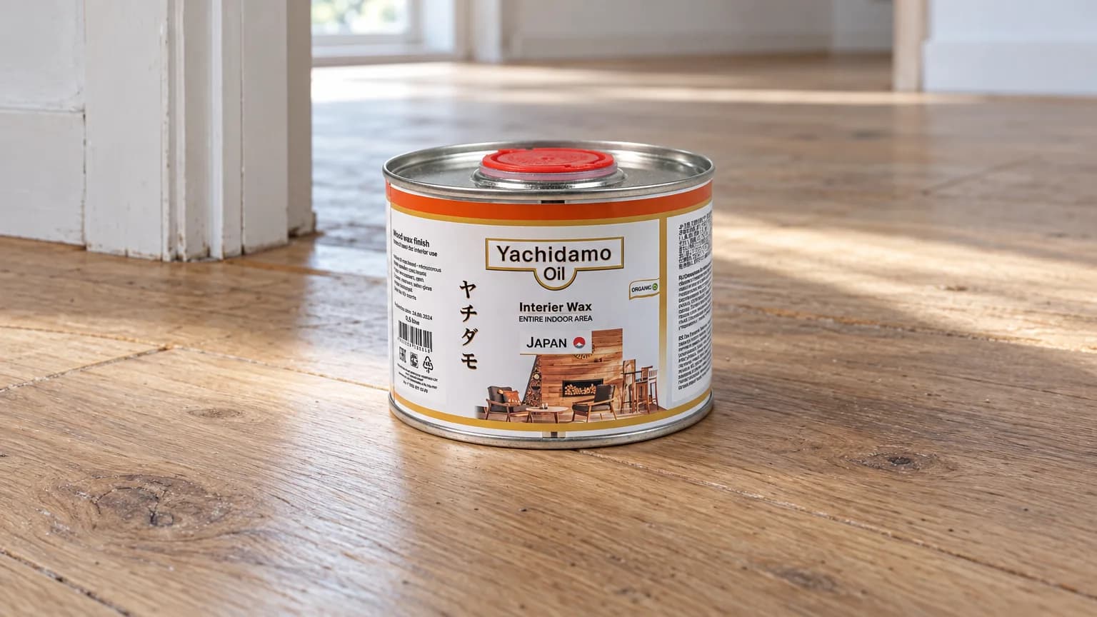 Дубовый пол у входной двери рядом с банкой Yachidamo Oil Interior Wax в дневном свете.