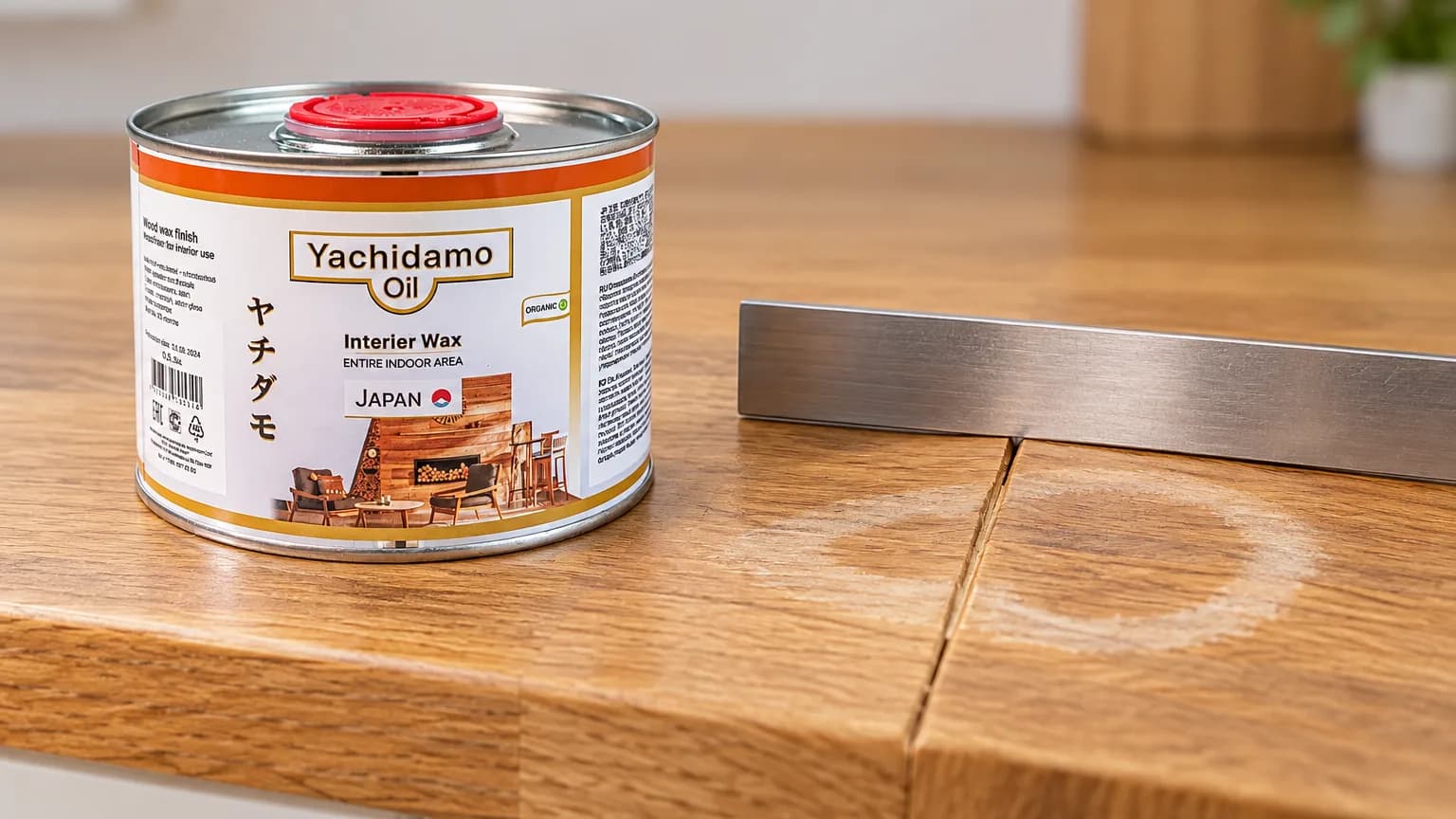 Банка Yachidamo Oil Interior Wax стоит у дубовой столешницы, где металлическая линейка показывает разбухший стык от влаги.