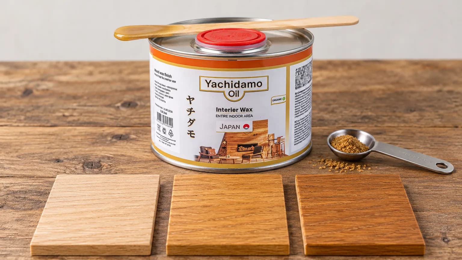 Банка Yachidamo Oil Interior Wax стоит рядом с тремя дубовыми выкрасами разной насыщенности и мерной ложкой сухого пигмента.