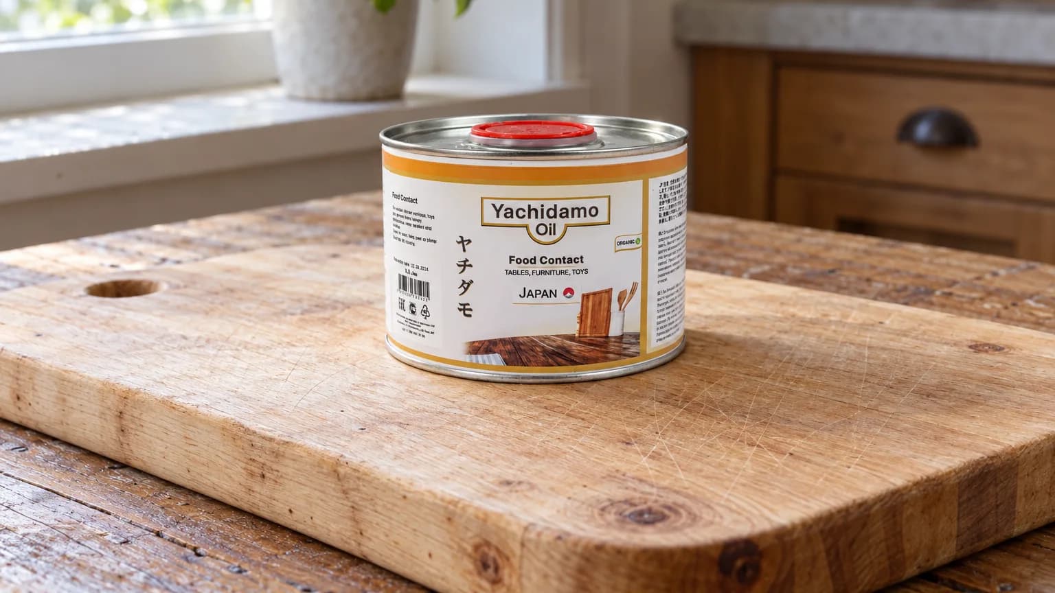 Банка Yachidamo Oil Food Contact стоит на деревянной разделочной доске с заметными следами ножа.
