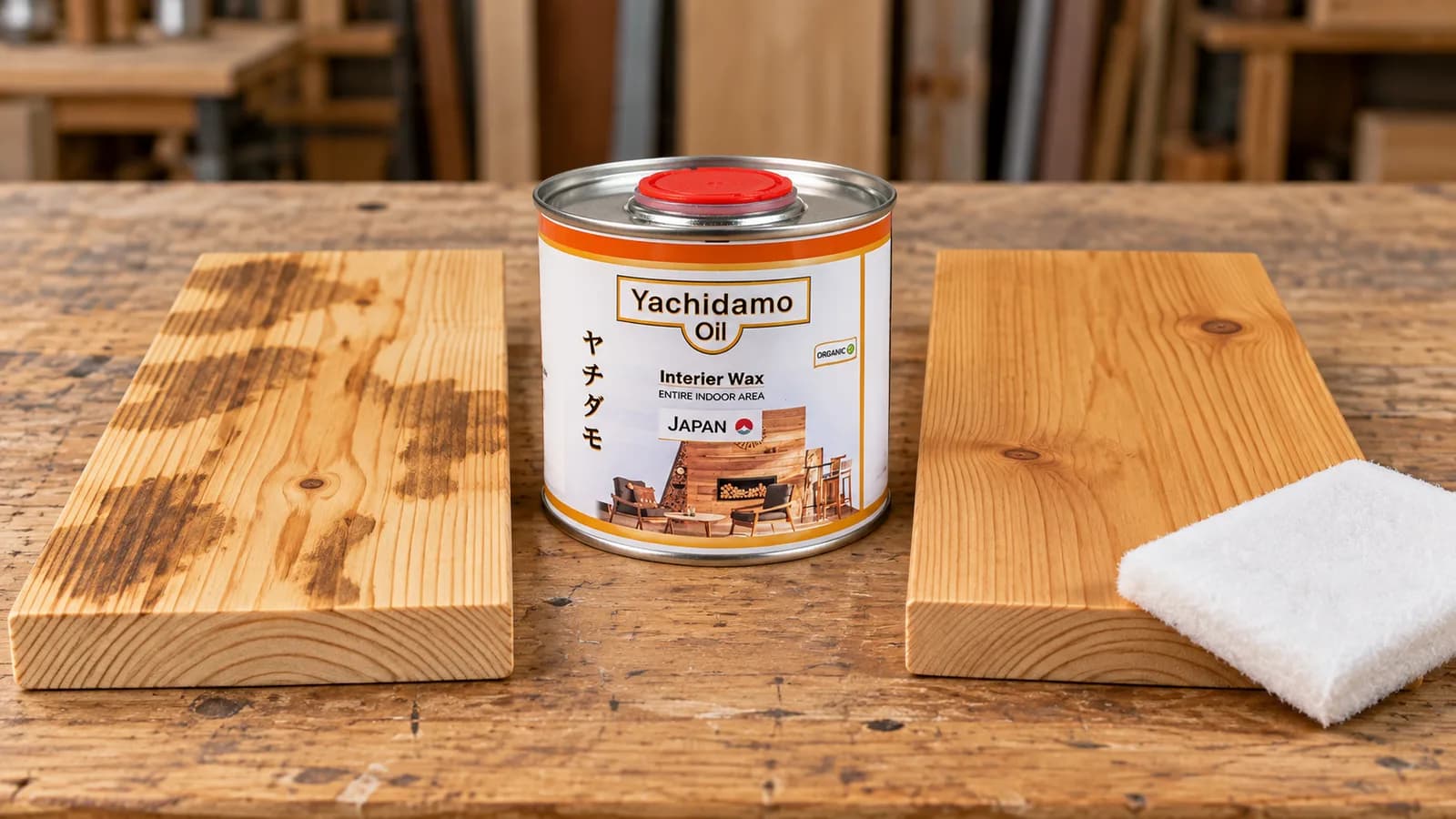 Банка Yachidamo Oil Interior Wax стоит между сосновой доской с тёмными пятнами и доской с ровным тёплым матовым покрытием.
