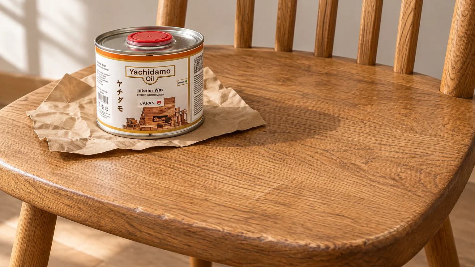 Банка Yachidamo Oil Interior Wax стоит у дубового сиденья с сухой матовой поверхностью и лёгким бытовым износом.
