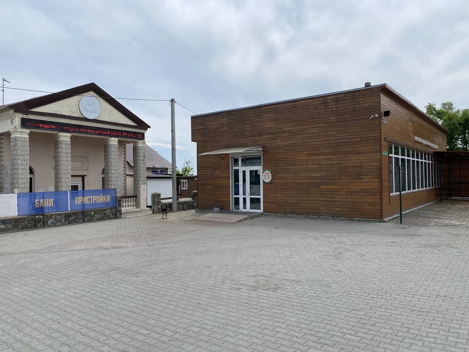 Штабели доски в торговом зале магазина