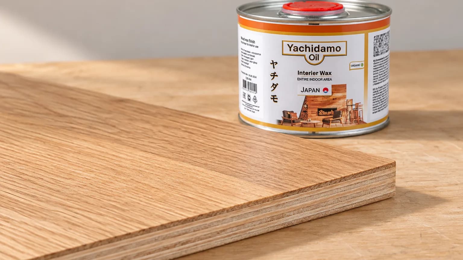 Банка Yachidamo Oil Interior Wax стоит у шпонированной панели с тонким дубовым слоем и равномерным пробным выкрасом.