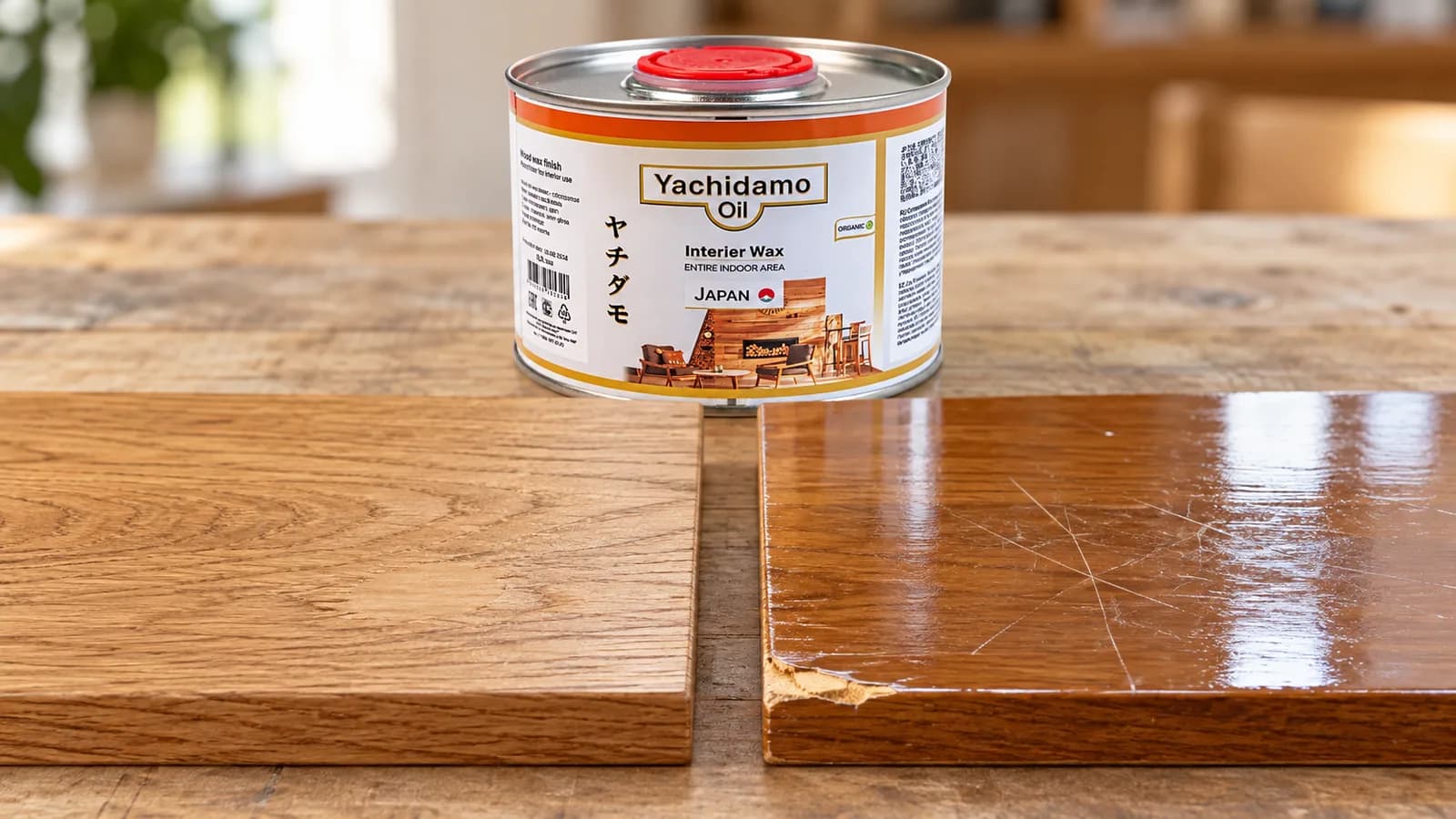 Банка Yachidamo Oil Interior Wax стоит за матовой дубовой панелью и глянцевой панелью с царапинами и сколом на краю.