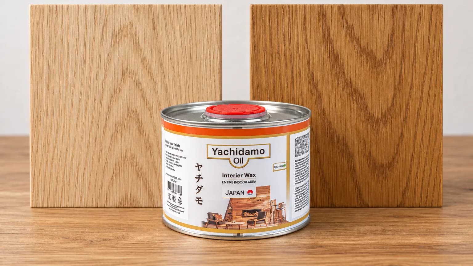 Банка Yachidamo Oil Interior Wax стоит перед двумя дубовыми образцами со светлым и более насыщенным матовым покрытием.
