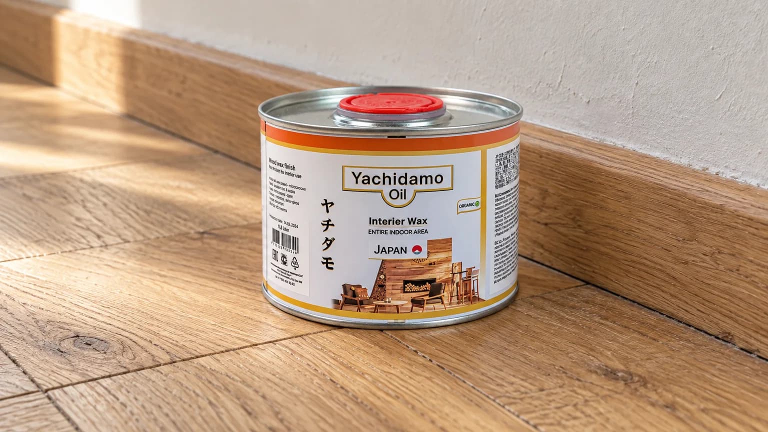 Банка Yachidamo Oil Interior Wax на дубовом паркете возле плинтуса в пустой комнате.