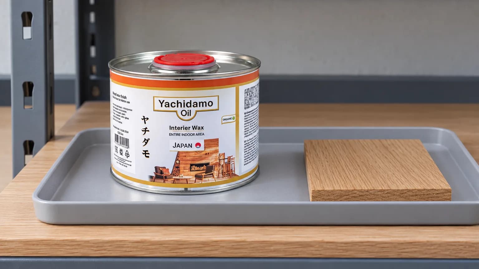 Плотно закрытая банка Yachidamo Oil Interior Wax хранится на прохладной полке рядом с сухим дубовым образцом.