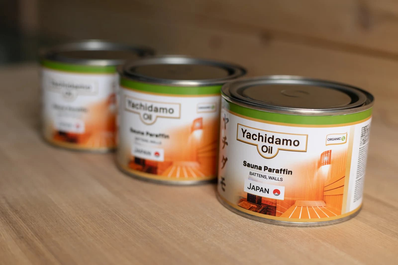 Три банки Yachidamo Sauna Paraffin на деревянной поверхности