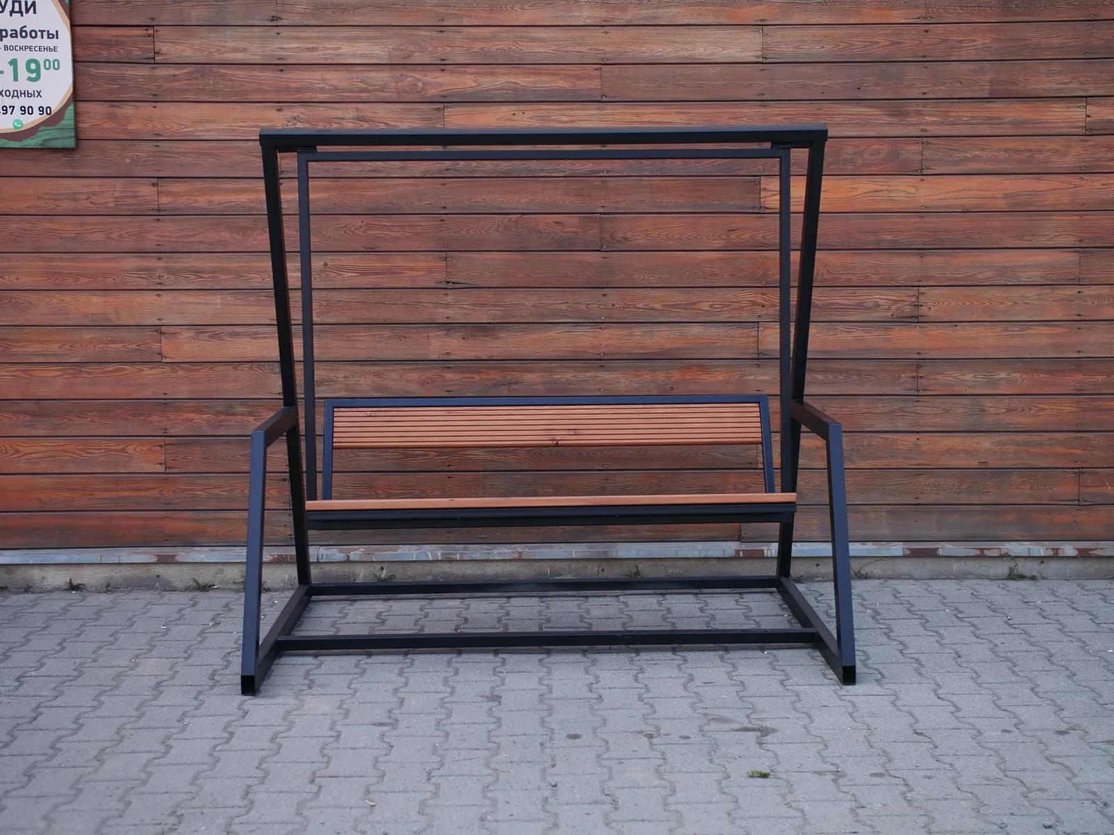 Садовые качели из лиственницы у деревянной стены