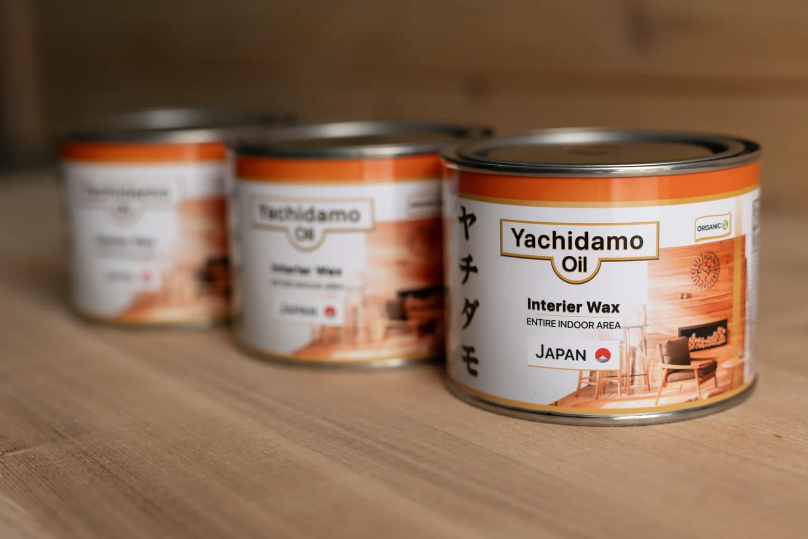 Три банки Yachidamo Sauna Paraffin на деревянной поверхности