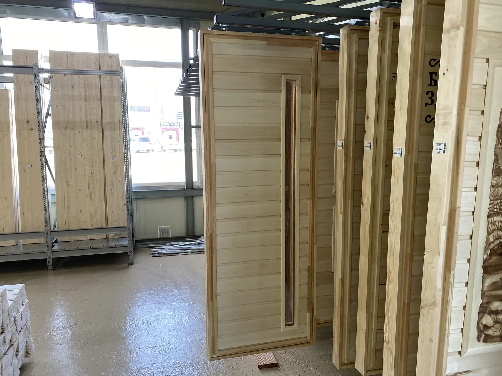 Банные двери с резьбой в торговом зале магазина