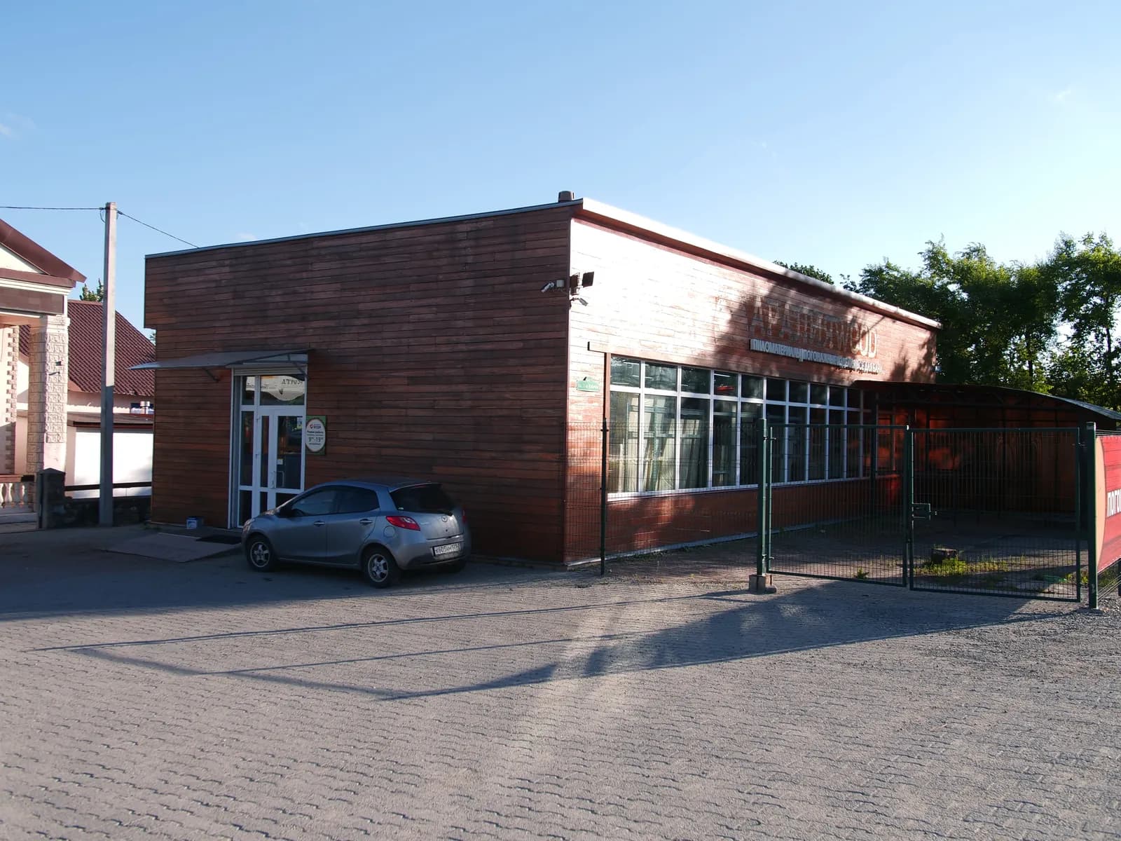 Штабели доски в торговом зале магазина