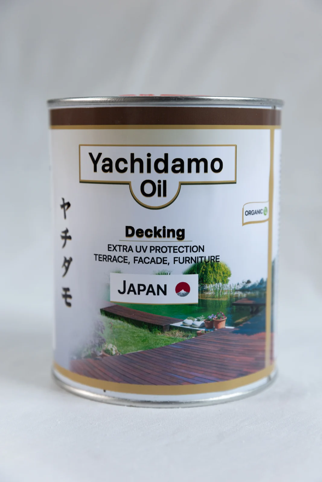 Одна банка Yachidamo Oil Decking на белом фоне: на этикетке TERRACE, FACADE, FURNITURE и снимок террасы у воды