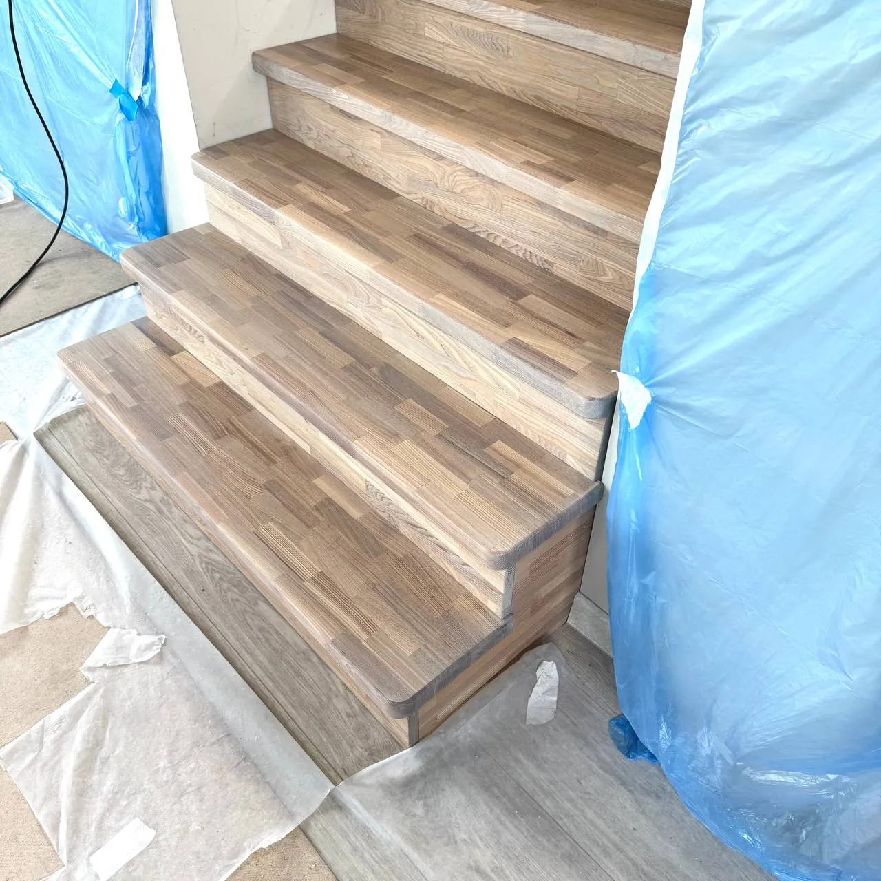 Марш деревянной лестницы из ясеня с покрытием Yachidamo Decking, цвет Ваниль 07