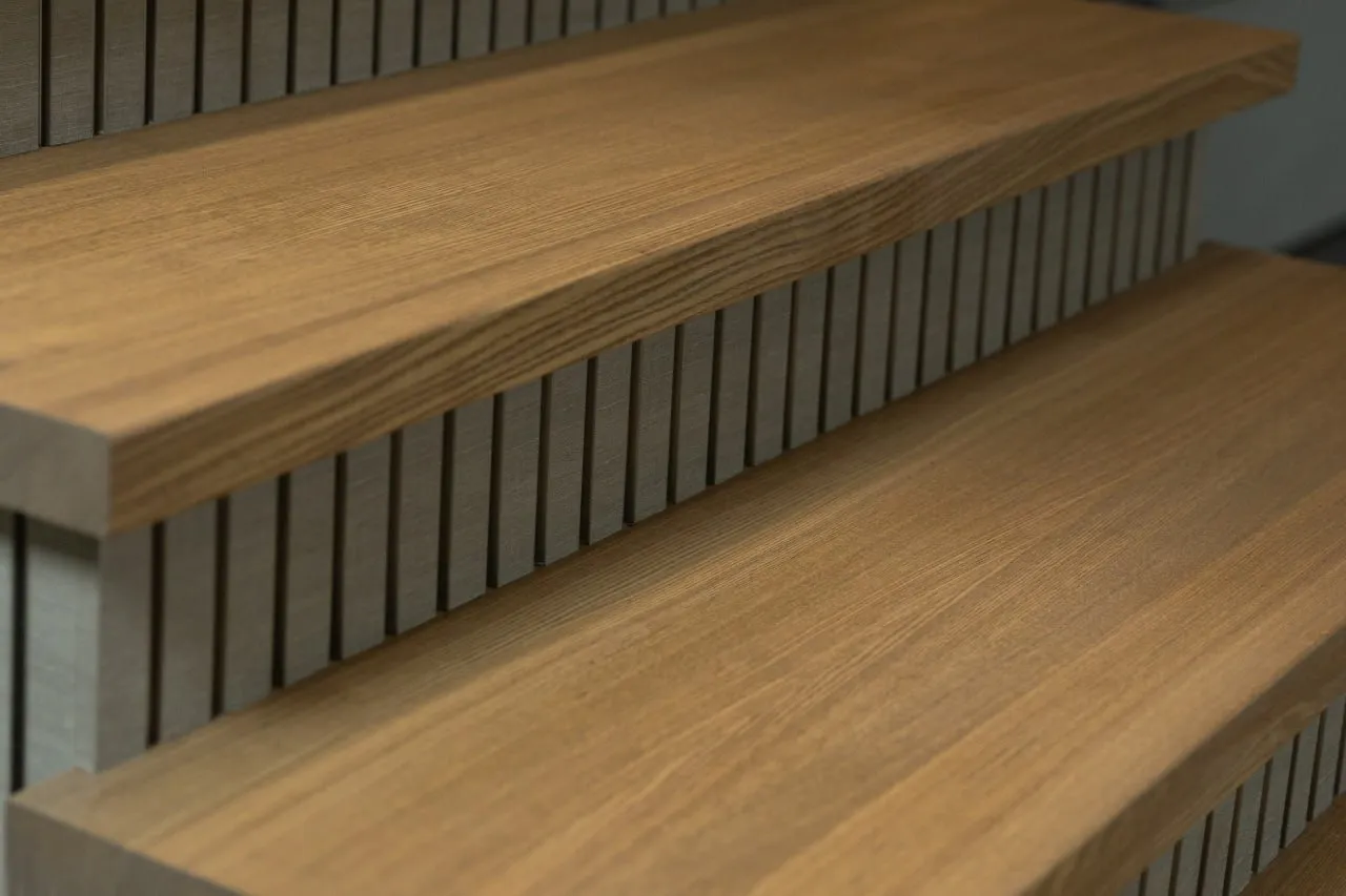 Ступени лестницы из ясеня под маслом Yachidamo Decking, цвет Кофе с молоком 114 — крупный план текстуры
