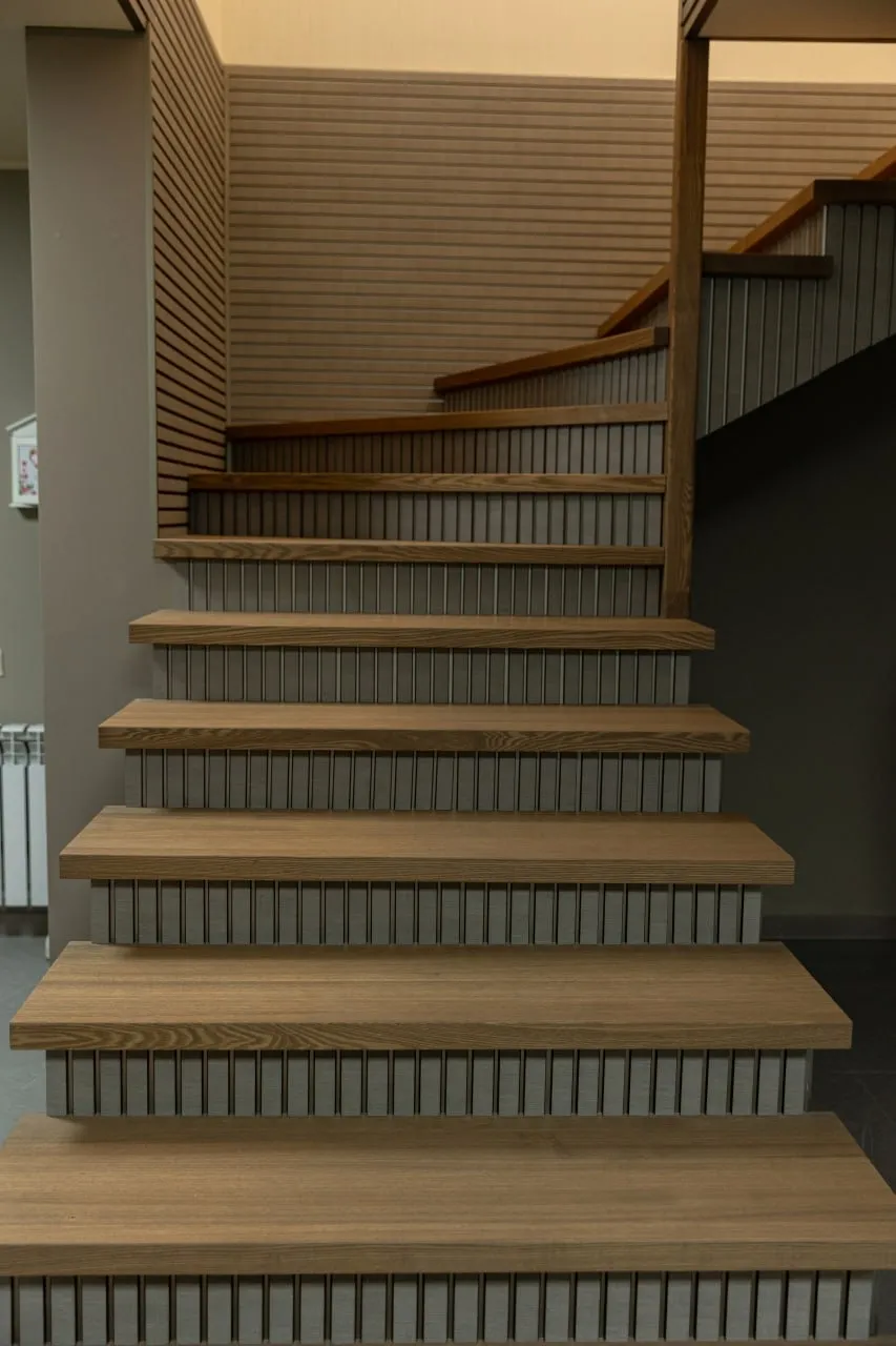 Деревянная лестница из ясеня радиального распила под маслом Yachidamo Decking — вид спереди