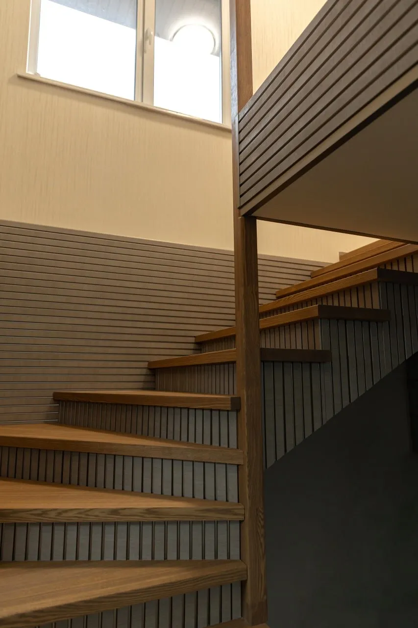 Верхний марш лестницы из ясеня под маслом Yachidamo Decking цвета Кофе с молоком 114